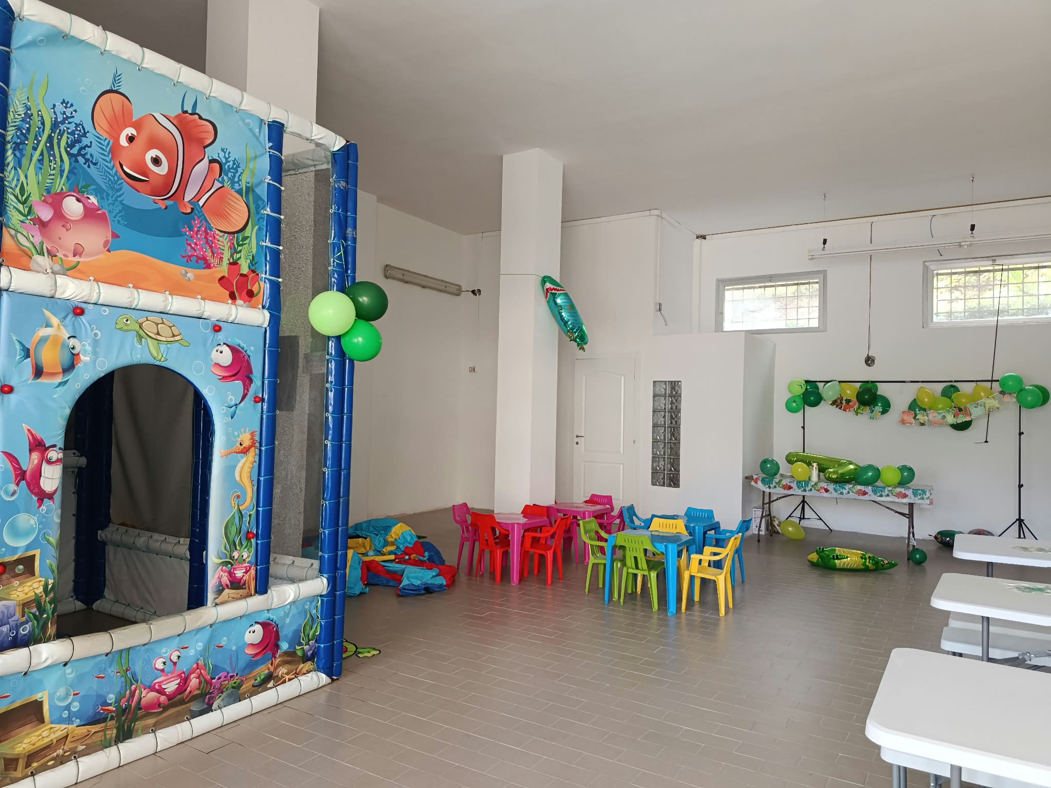 Interno di Spazio 360 con playground e tavolini per bambini